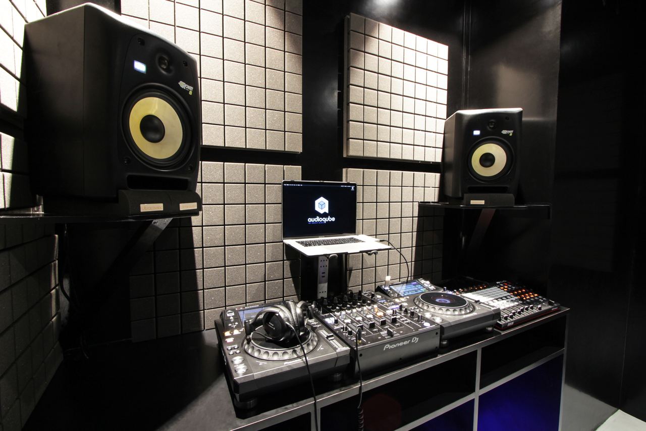 DJ class at Audioqube: Pioneer decks and mixer between two KRK monitors, blue light under the desk